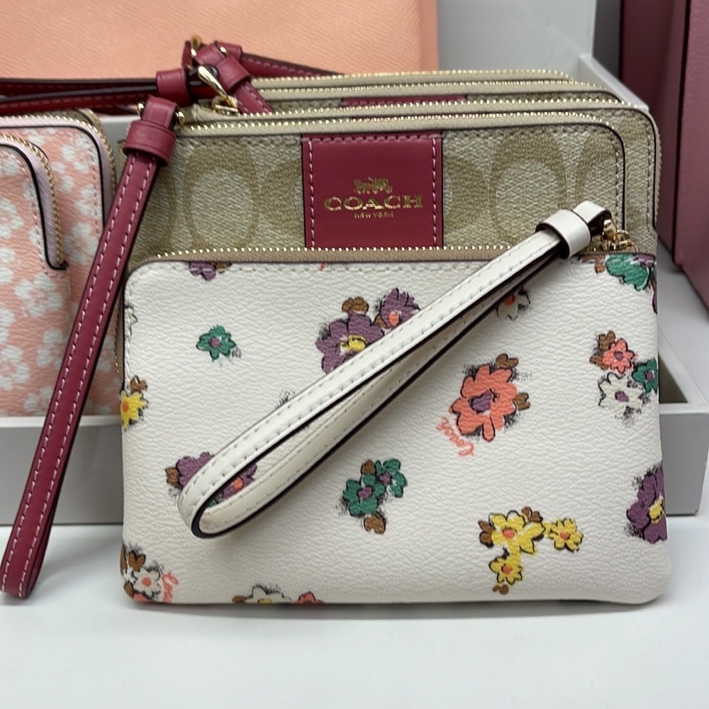 Coach Corner Zip Wristlet With Spaced Floral Field Print
IM/Chalk Multi - Picture 4 of 16